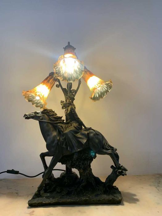 Lampa veioza scena galanta
