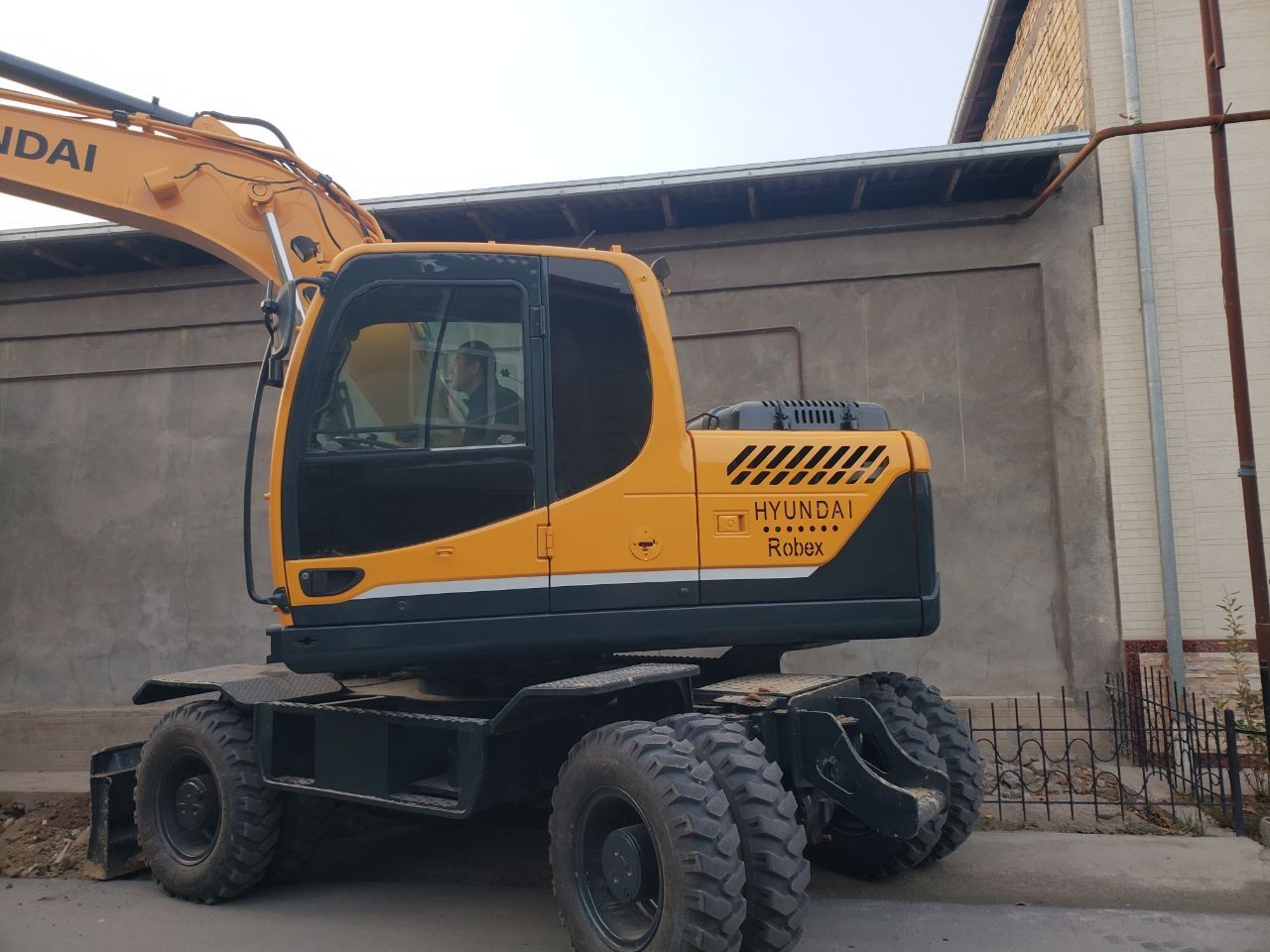 Ekskavator Hyundai 140 sotiladi