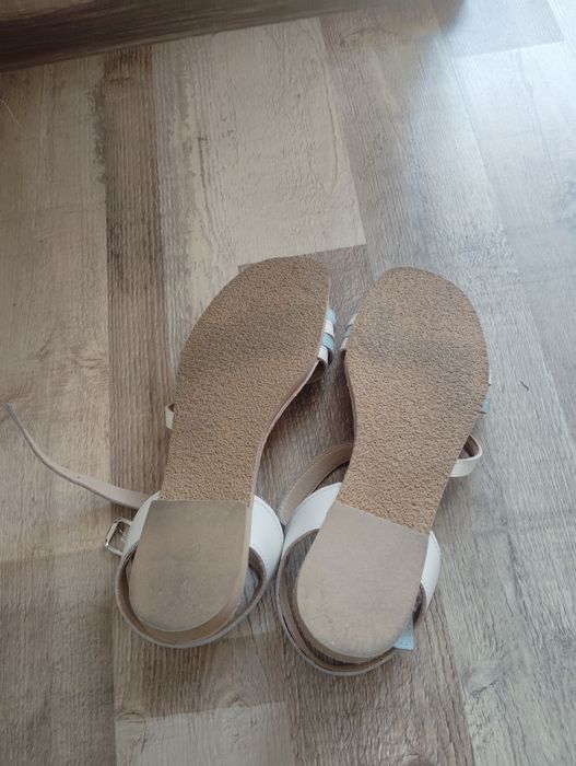 Sandale cu talpă joasă.