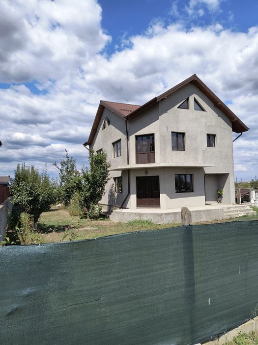 Vând casă cu etaj Balș