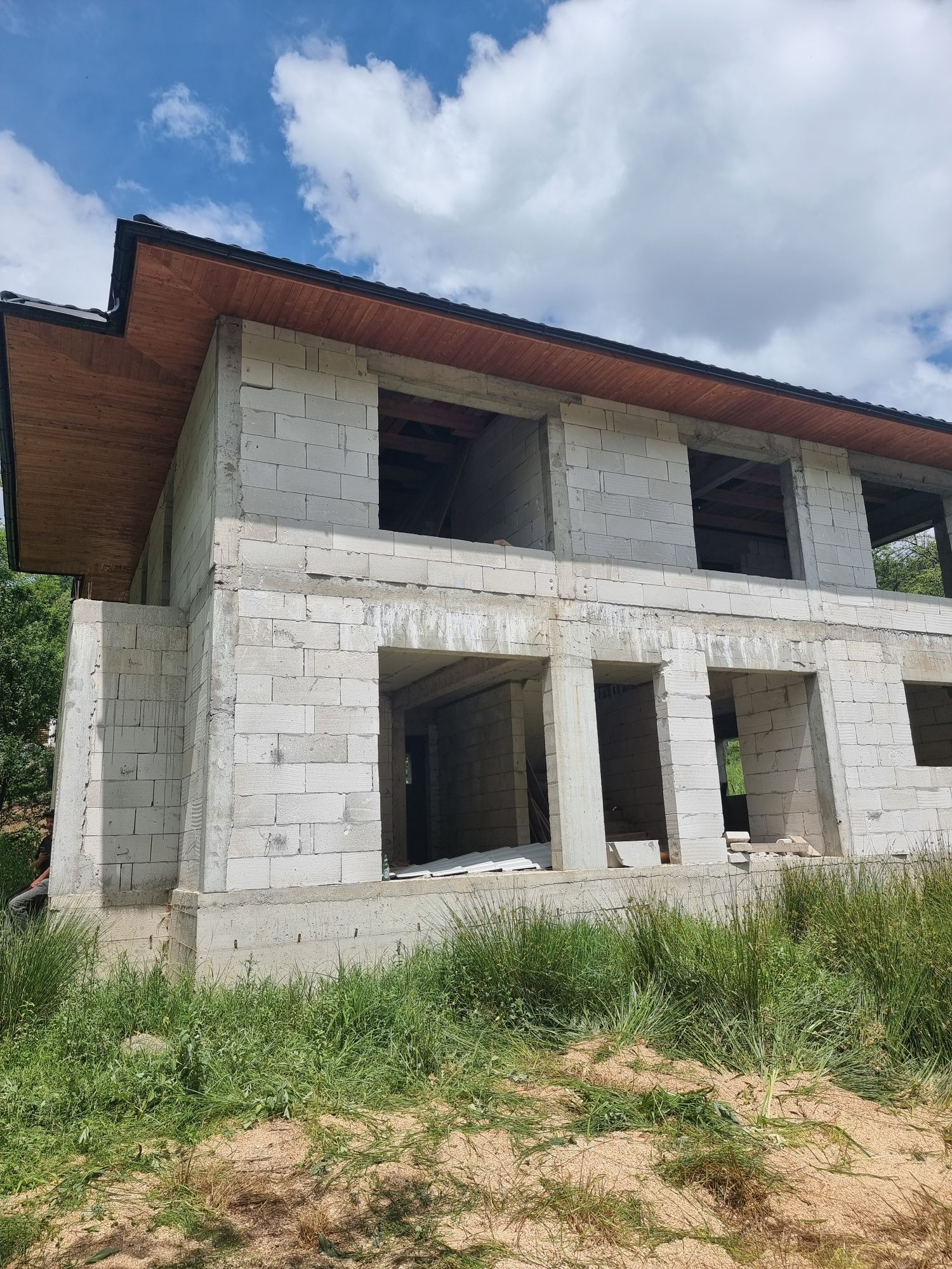 Vând sau schimb cu teren casa noua la rosu + teren la 5km de COLIBITA