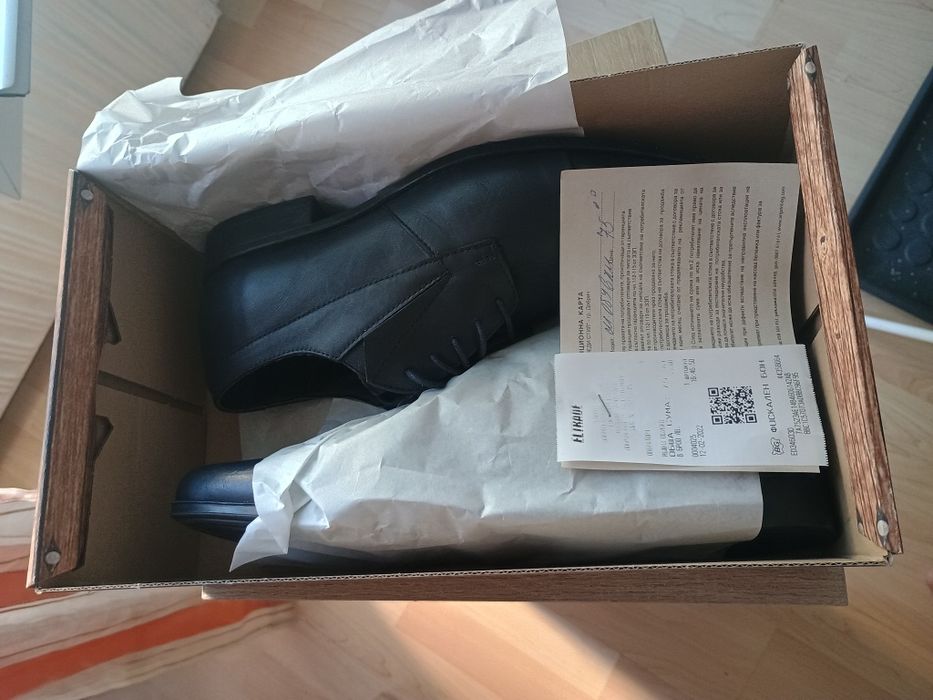 Нови кожени обувки за работа или официална среща