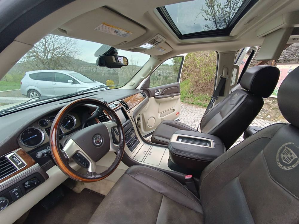 Cadillac Escalade Platinum кола под наем за вашето събитие!