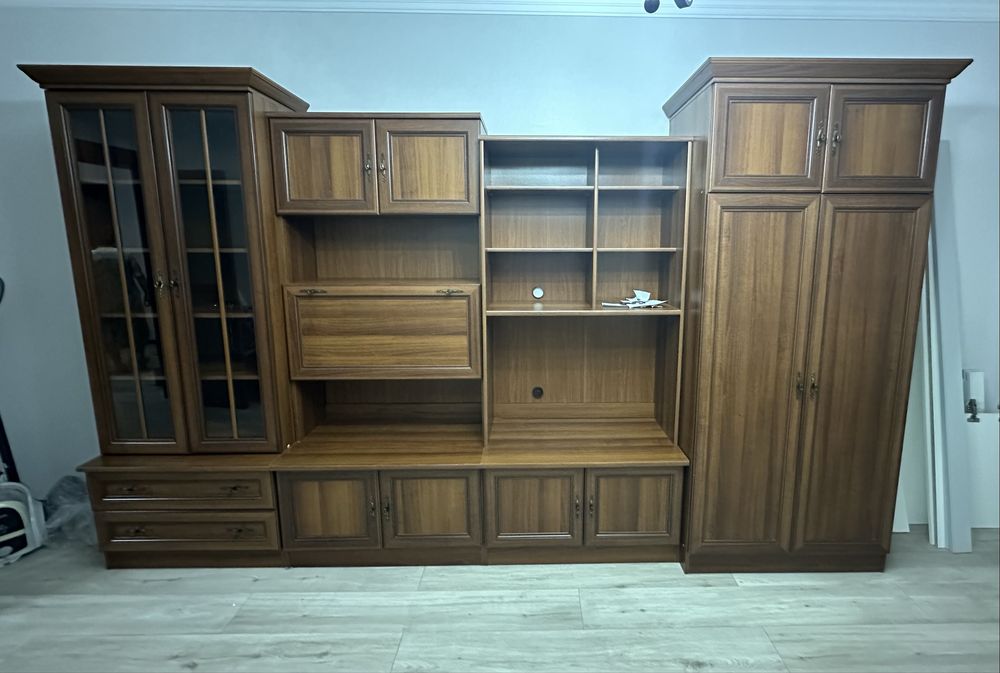 Польская стенка в отличном состоянии