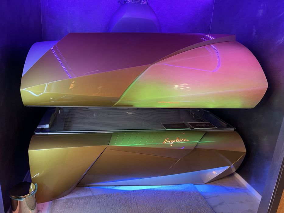 3 Aparate de bronzat :1 MegaSun Space 3000,2 Esprit 770