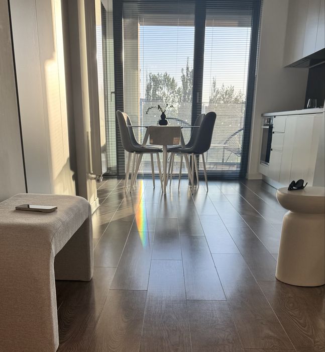 Masa si 4 scaune dining deosebite, stare perfecta, diametru 100 cm