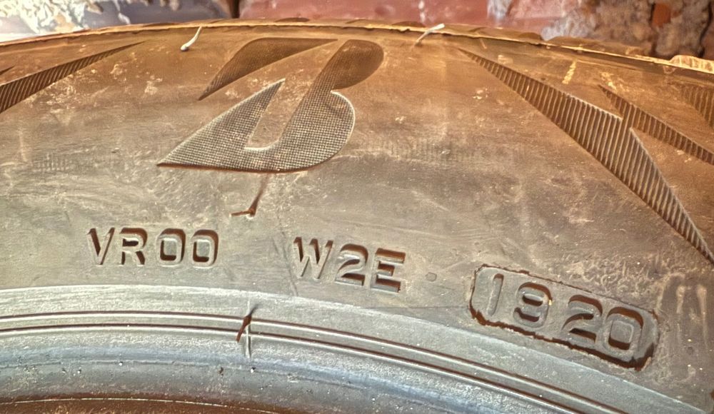 225/55/18 Bridgestone blizzak lm005