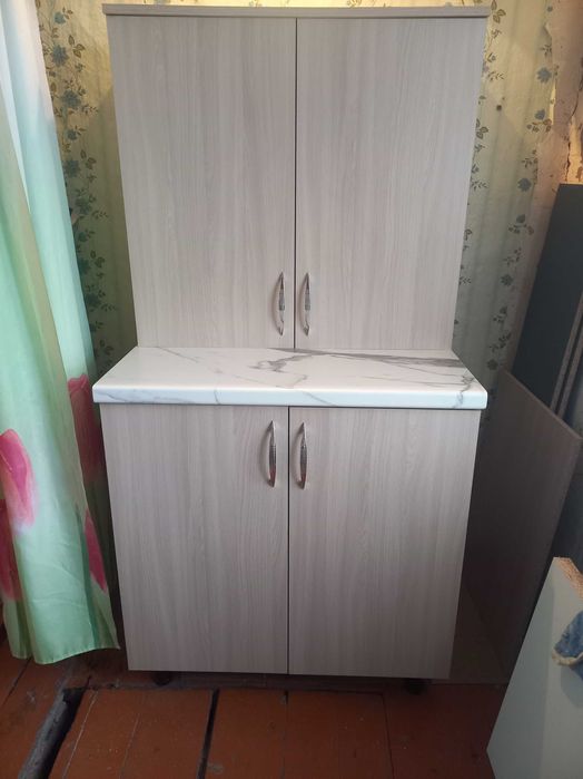 Новый кухонный стол и навесной шкаф