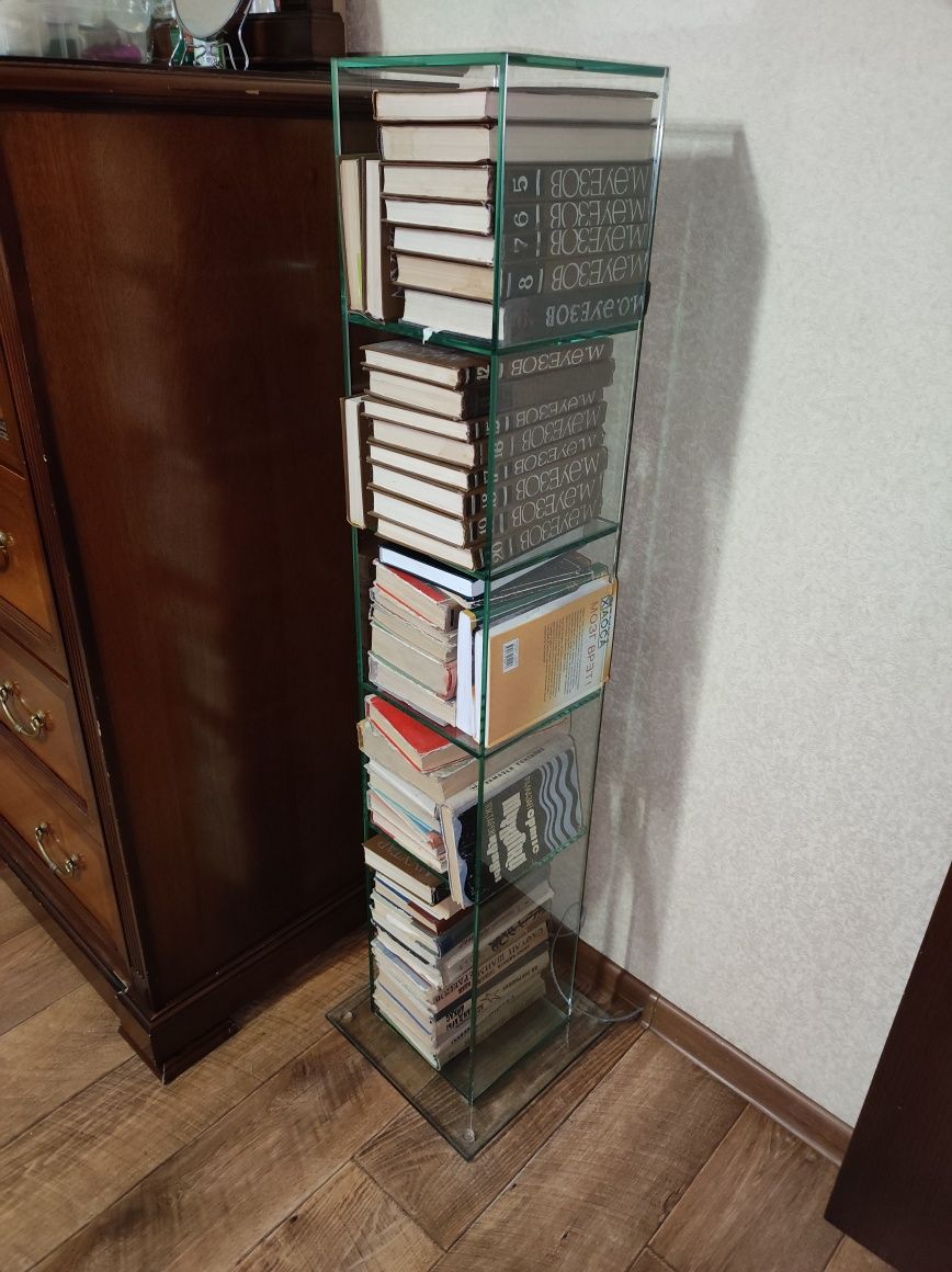 Стеклянная стойка для книг, дисков и т.д.