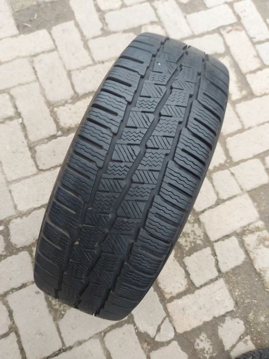 O bucată 235/65 R16C M+S iarnă - una Michelin Hankook