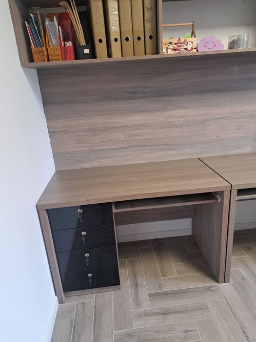 Mobiler birou cu sertare si polita tastatura