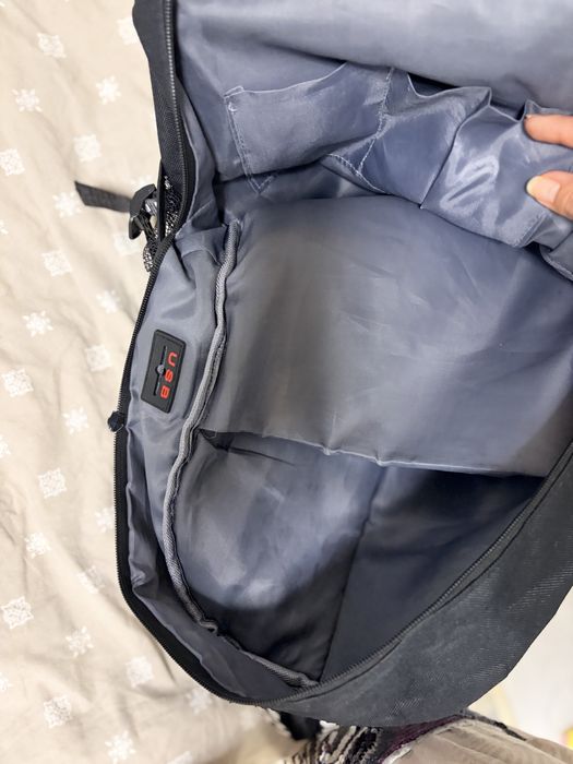 Ghiozdan smart cu suport pt baterie externa si spatiu pentru cablu USB