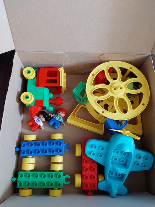 Set trenuleț Lego Duplo cu 2 copii + roată și elicopter