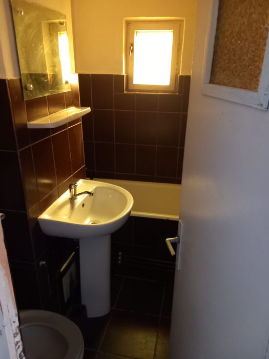 Vând apartament cu 3 camere în orașul Bumbești-Jiu