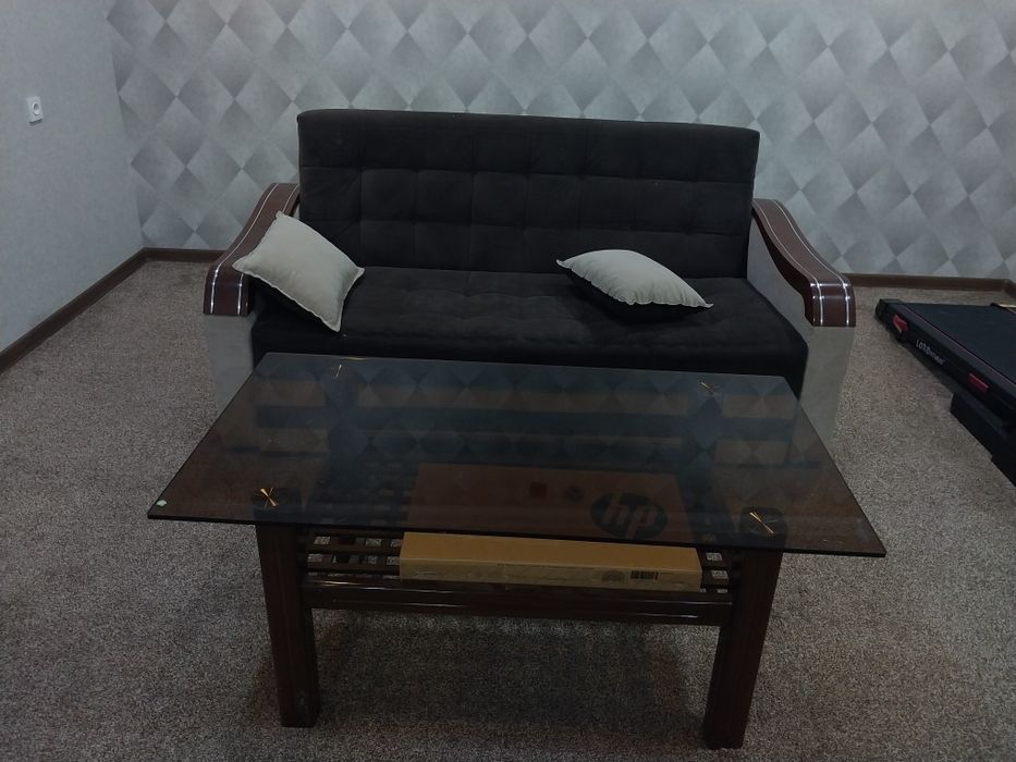Диван и стол хороший
