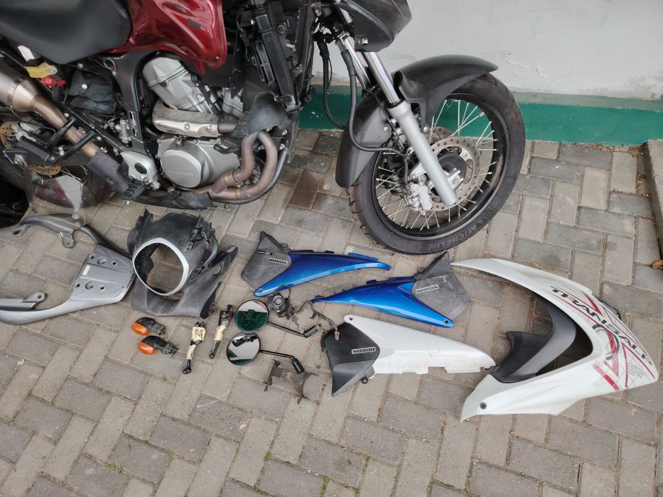 Dezmembrez Honda Transalp 700