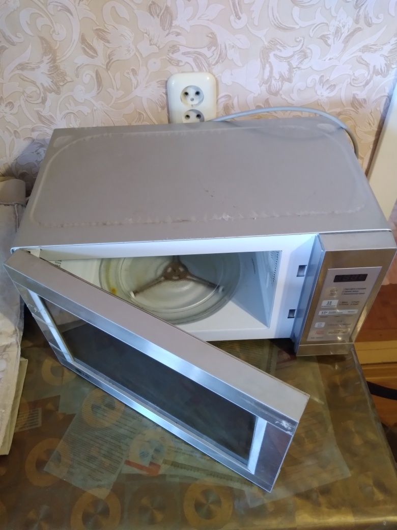 Продаю микроволновку в неисправном состоянии.