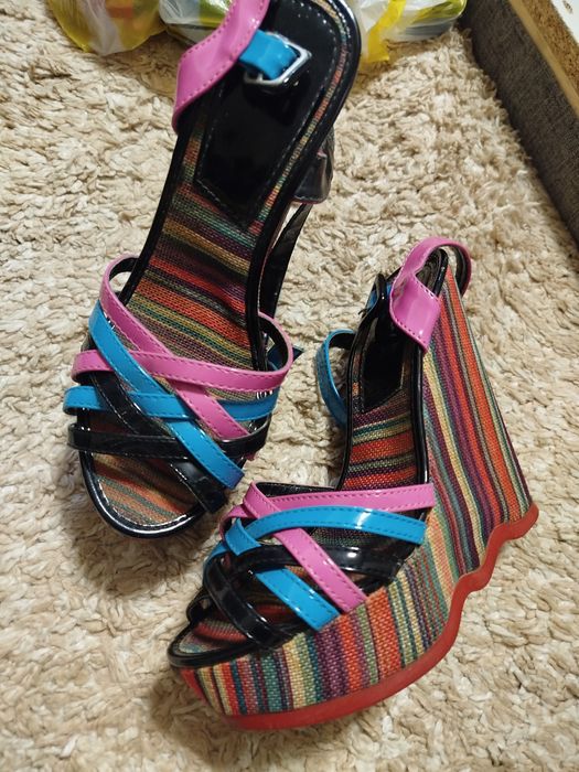 Продам женскую обувь