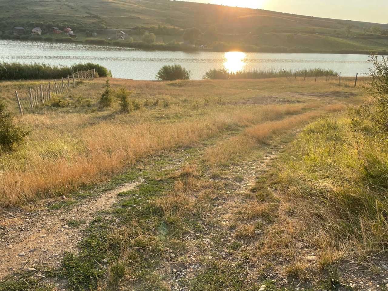 Proprietar vând teren pentru cabană pe malul lacului Taga, 1200 mp