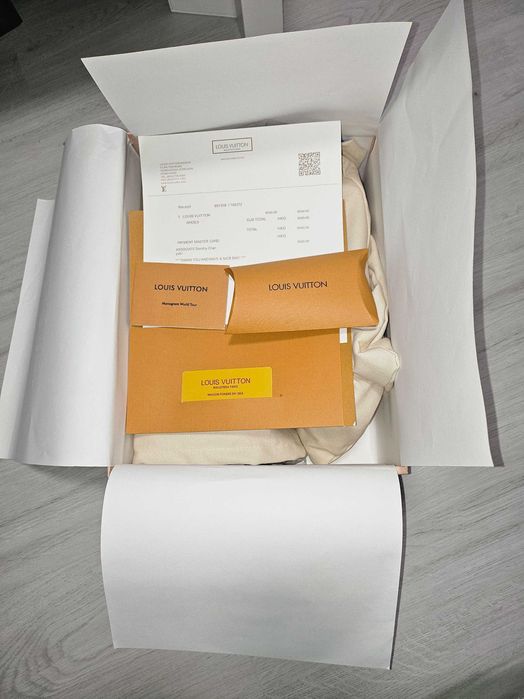 LV arch light sneaker