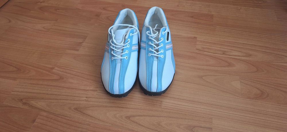 Pantofi sport aproape noi