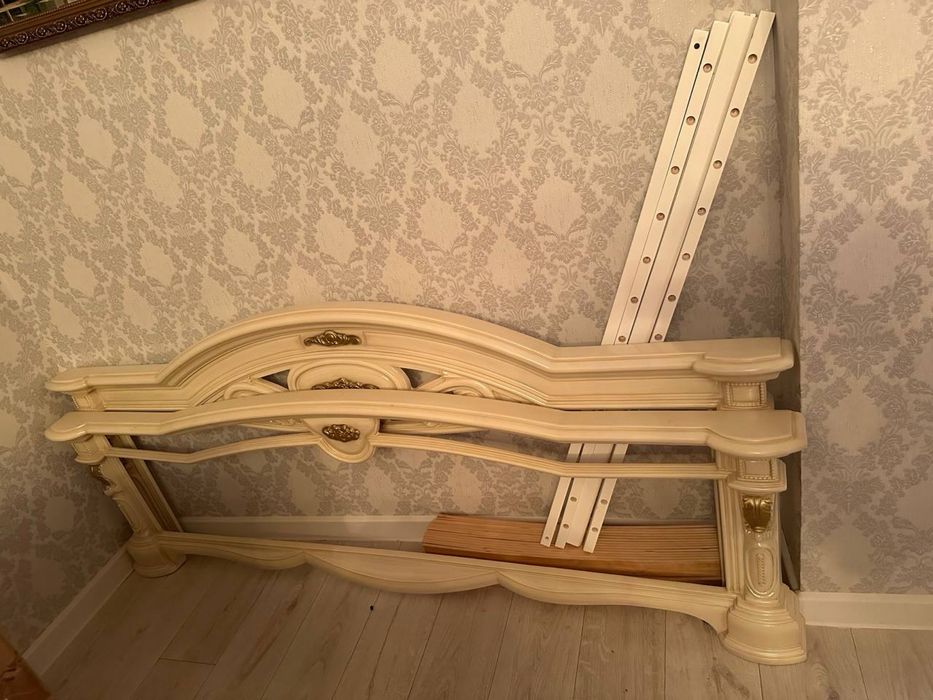 Кровать и шифонер с тумбочками