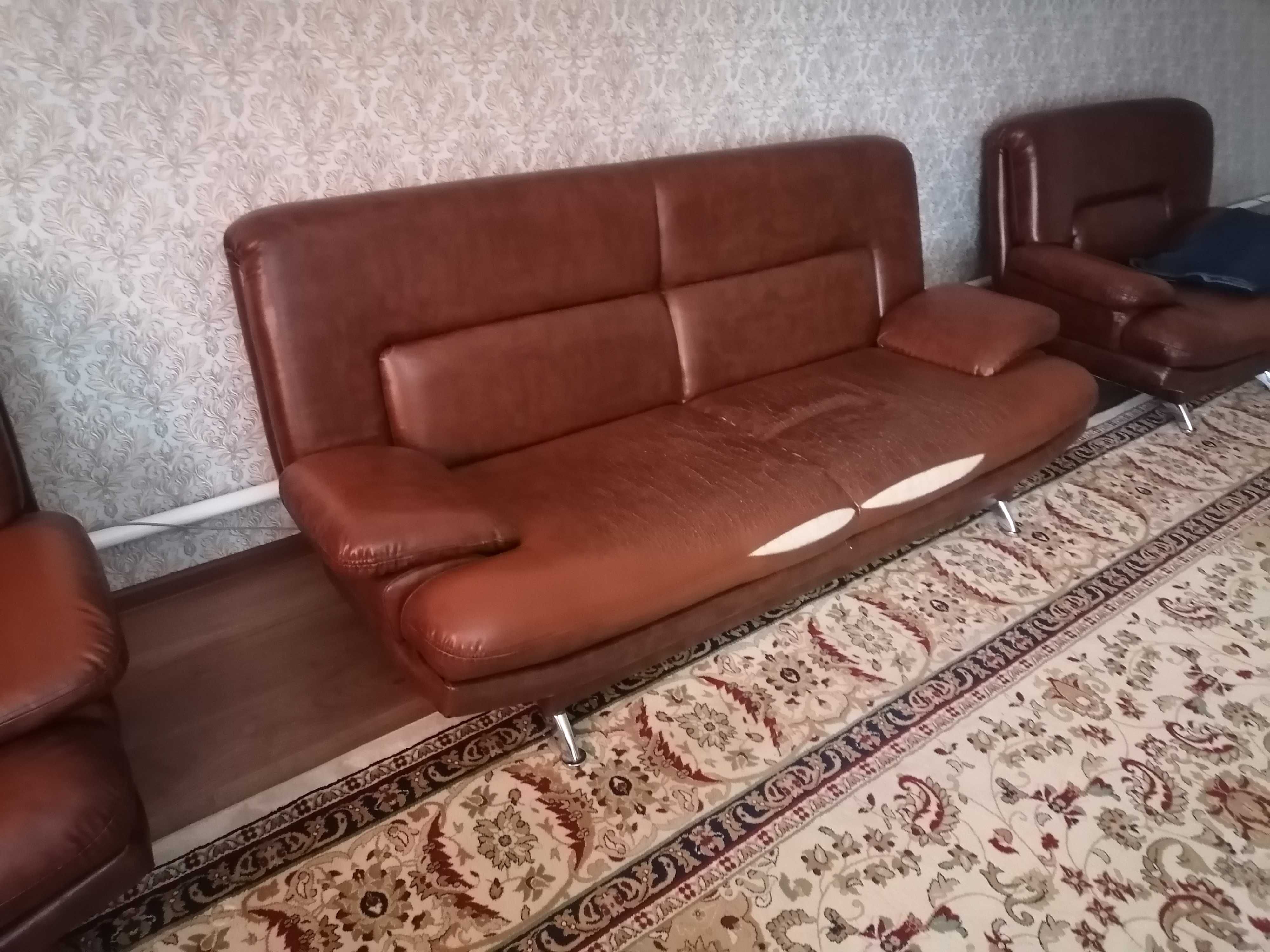 Диван кожаный. Мебель