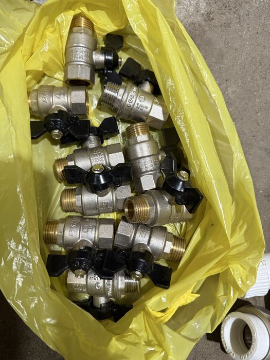 Продам фитинги, краны, адаптеры, муфты пластиковые разных размеров.