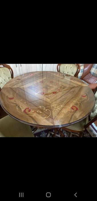 Masa rotunda cu intarsii și patru scaune vintage