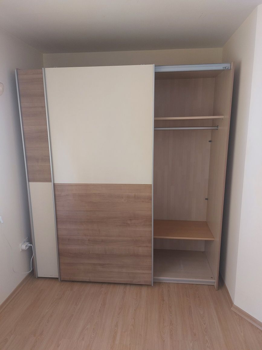 Vând dulap cu uși culisante
