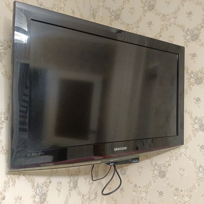 Телевизор  Samsung 82