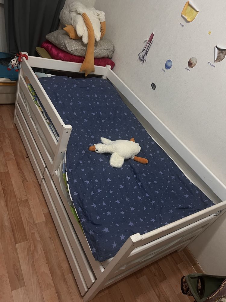 Продам кровать из дерева с полками и матрасом