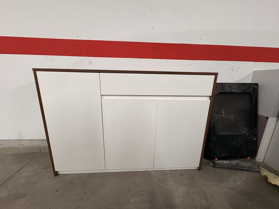 Скрин МДФ лак и две нощни шкафчета