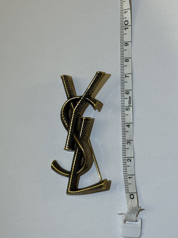 Brosa ysl cu inscriptie