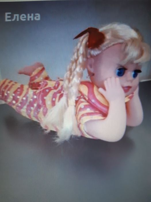 Много кукли и играчки