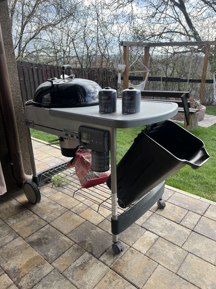 Vand gratar pe carbuni Weber Permormer 57cm cu rotisor electric