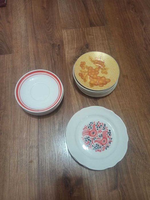 Продаются СРОЧНО удобные маленькие блюдца двух видов и тарелки.
