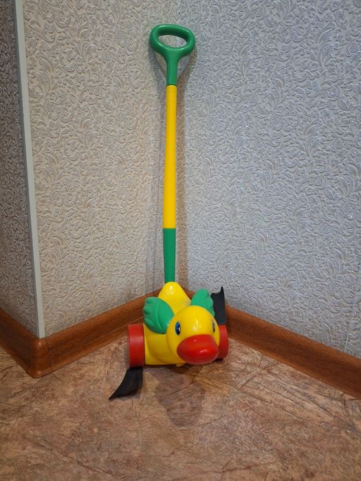 Детская каталка трещалка уточка