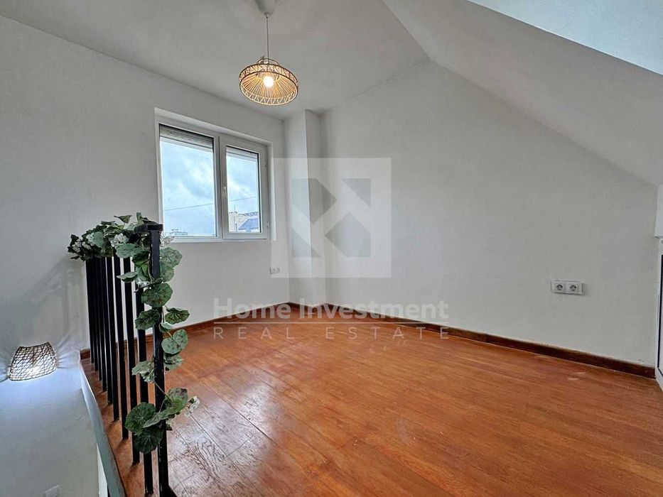 Тристаен апартамент на две нива в близост до Общината