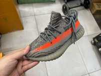 Adidasi Yeezy Carbon Beluga