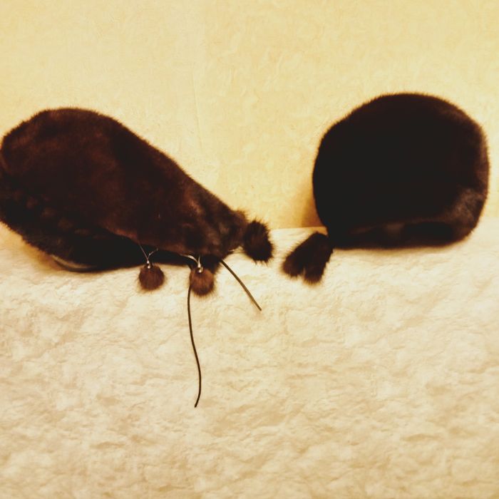 Продам 2 норковые шапки женские.