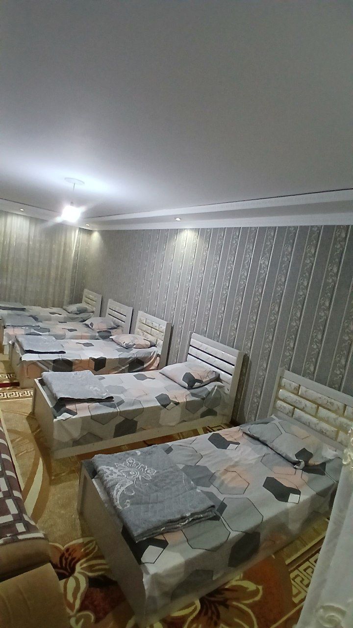Ойло ва улфатлар дам олиш учун дача чарвак бочка отрофида.