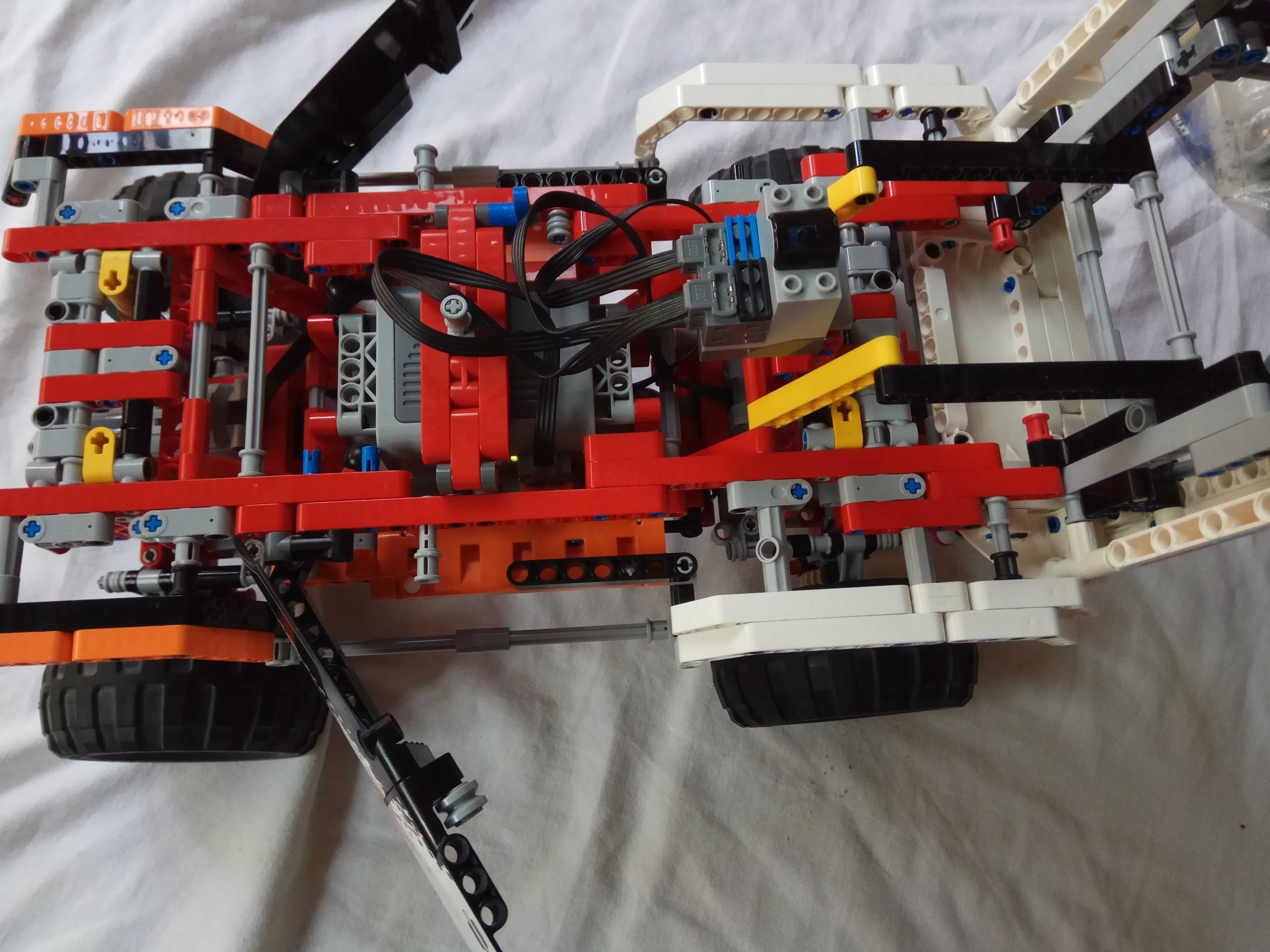 Lego Technic Masina 4x4 (Crawler 9398) 2 in 1, cu telecomanda.