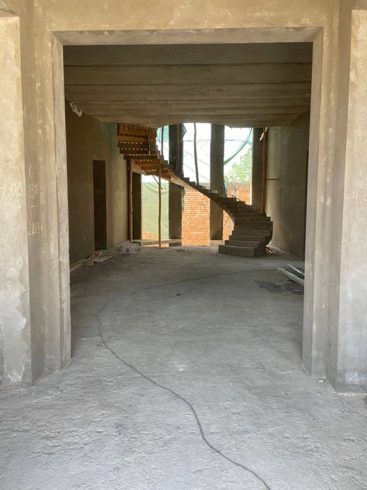 Продается махалля Амир Темур 4-х уров.коробка 1200м2 на 12 сотках