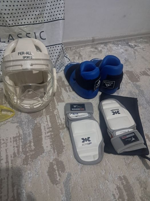 Продам снаряжение для тэквондо шлем ,футы,электронные носки цена догов