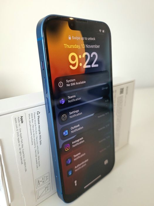 iPhone 13 син, перфектен + подарък