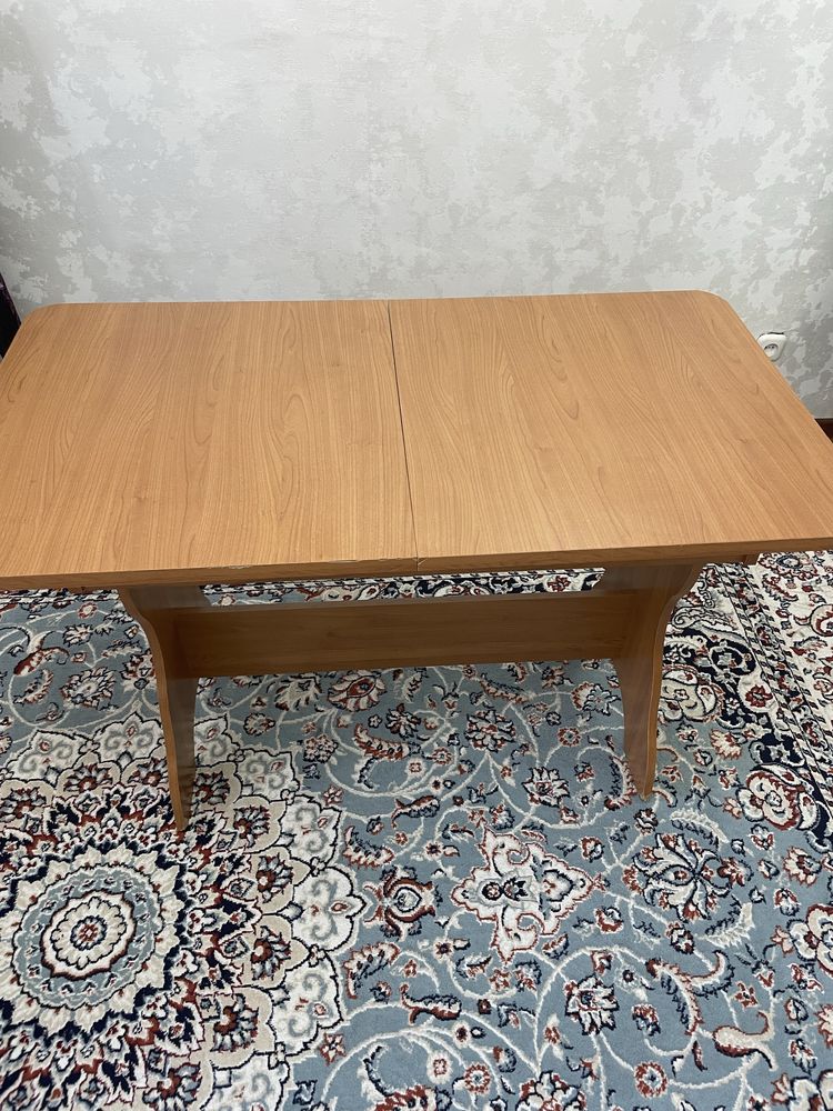 Продается стол раздвижной и 5 стульев