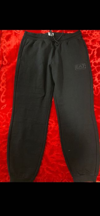 Vând trening Armani