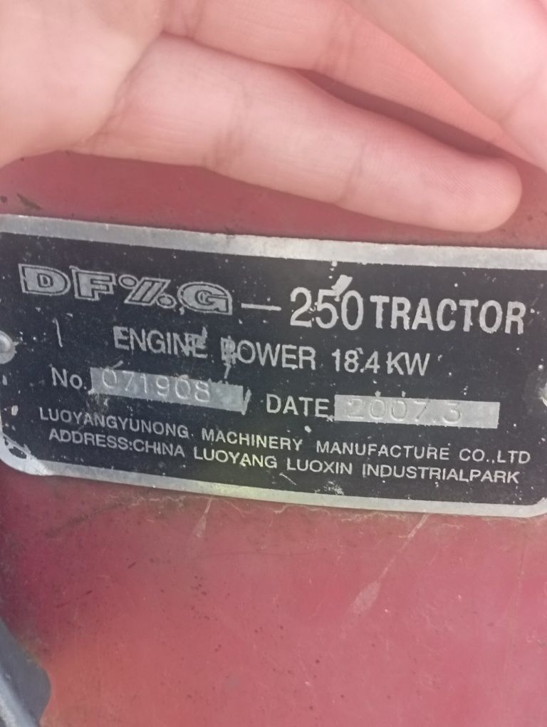 Vând tractor Engine Diesel