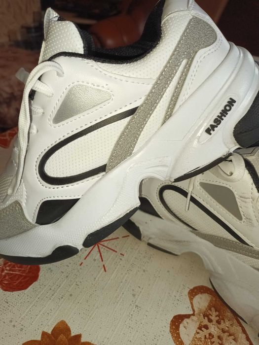 Маратонки отговарят на 37 -38 номер